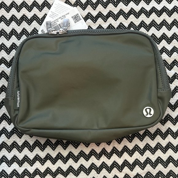 NWT Grey Sage lululemon Everywhere Belt Bag EBB 2L - Picture 3 of 14